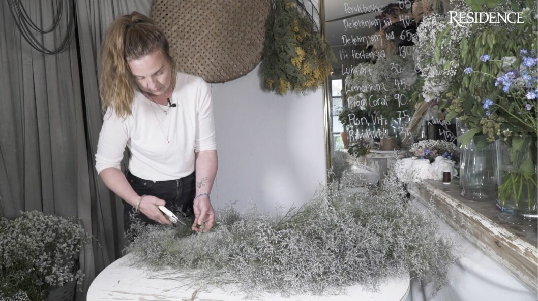 Om du jobbar med färska blommor kan du styra och forma dem som du vill, så att de torkar snyggt. Om du jobbar med färska blommor kan du styra och forma dem som du vill, så att de torkar snyggt.