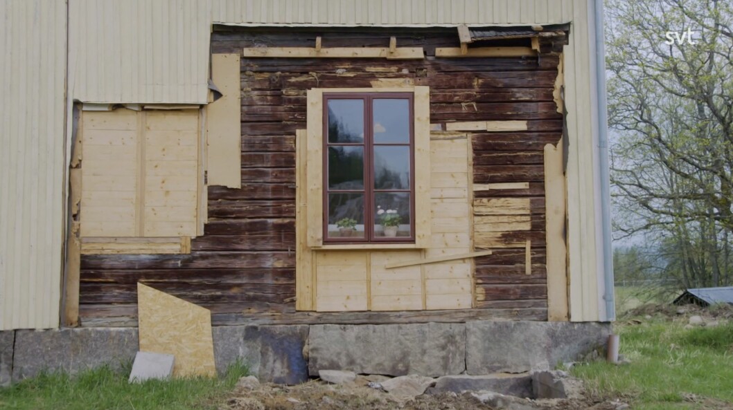Timmer hittades vid renoveringen när paret rev utbyggnaden, köksentrén. Timmer hittades vid renoveringen när paret rev utbyggnaden, köksentrén.