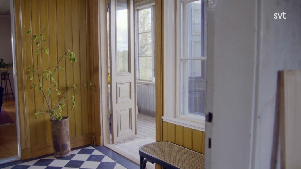 Hallen efter att Erika hjälpt paret återskapa rummets detaljer. Emilia och Johan konstaterar att det är en milstople, det är nämligen det första rummet i huset som blir färdigt. Hallen efter att Erika hjälpt paret återskapa rummets detaljer. Emilia och Johan konstaterar att det är en milstople, det är nämligen det första rummet i huset som blir färdigt.