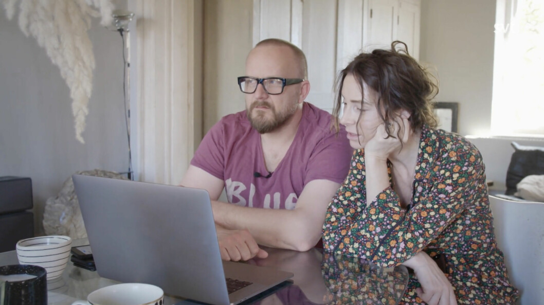 Bill och Marie videochattar med arkitekten som hjälper dem med trädgården.