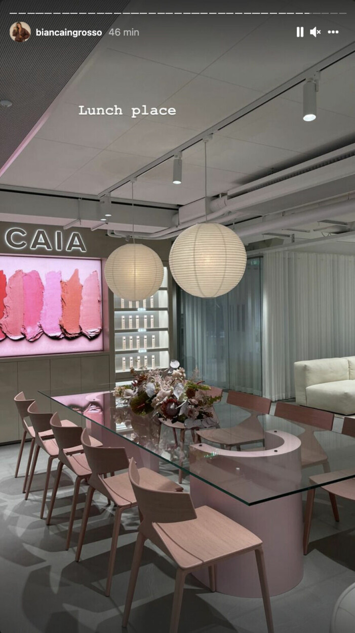 Även lunchbordet går i Caias rosa toner. Bianca ingrosso visar upp nya caia-kontoret
