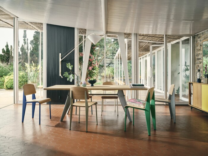 Den ikoniska skolstolen Standard i Prouvés Villa Dollander på Franska rivieran.