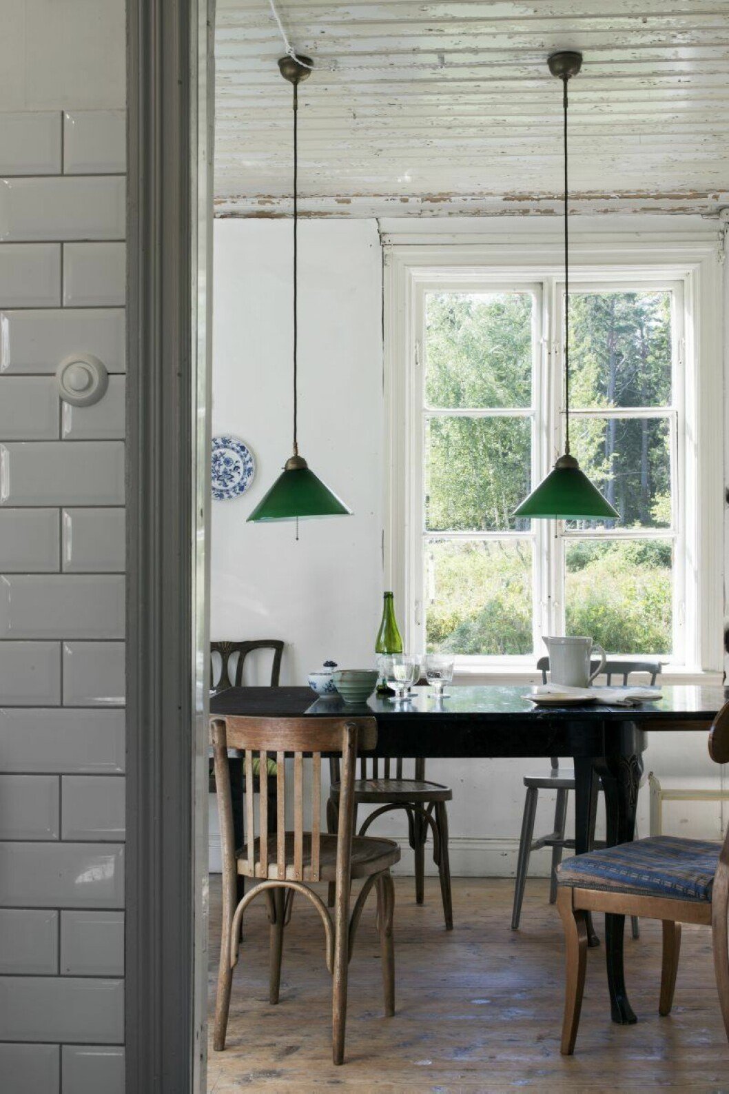 Vy in till matsalen som ligger bredvid köket. På landet inreder den annars så moderna Emma med loppisfynd och arvegods. Vy in till matsalen som ligger bredvid köket. På landet inreder den annars så moderna Emma med loppisfynd och arvegods.