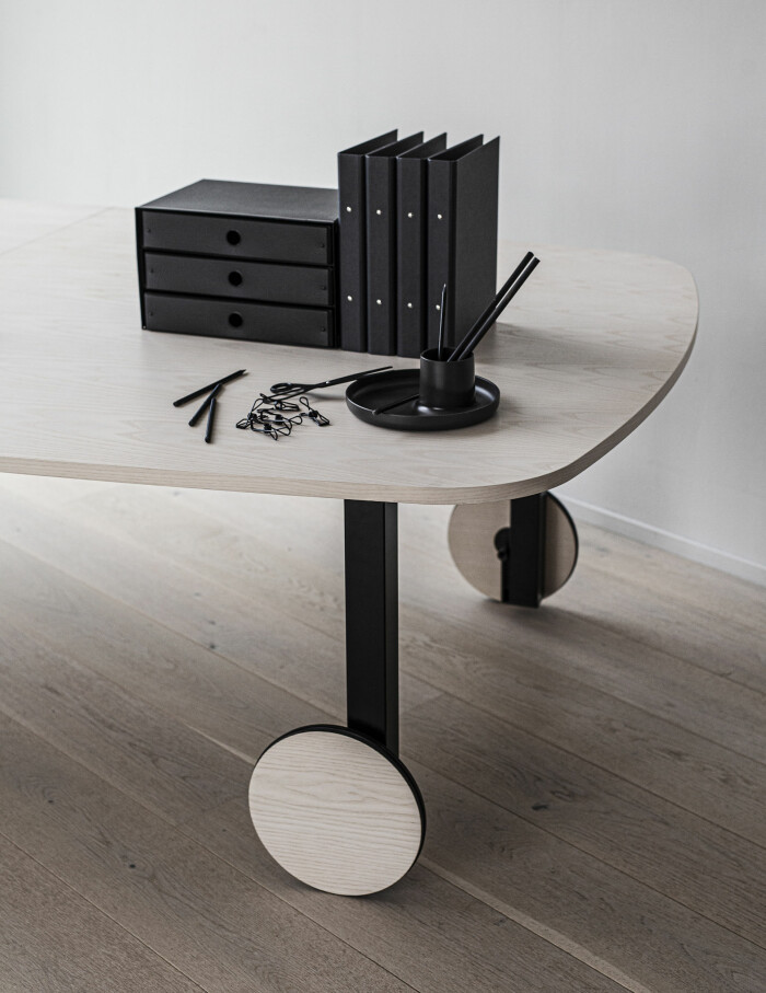 <em>Wagon Table </em>har en minimalistisk design med hjul som gör det lätt att flytta. skrivbordsförvaring och skrivbord på hjul