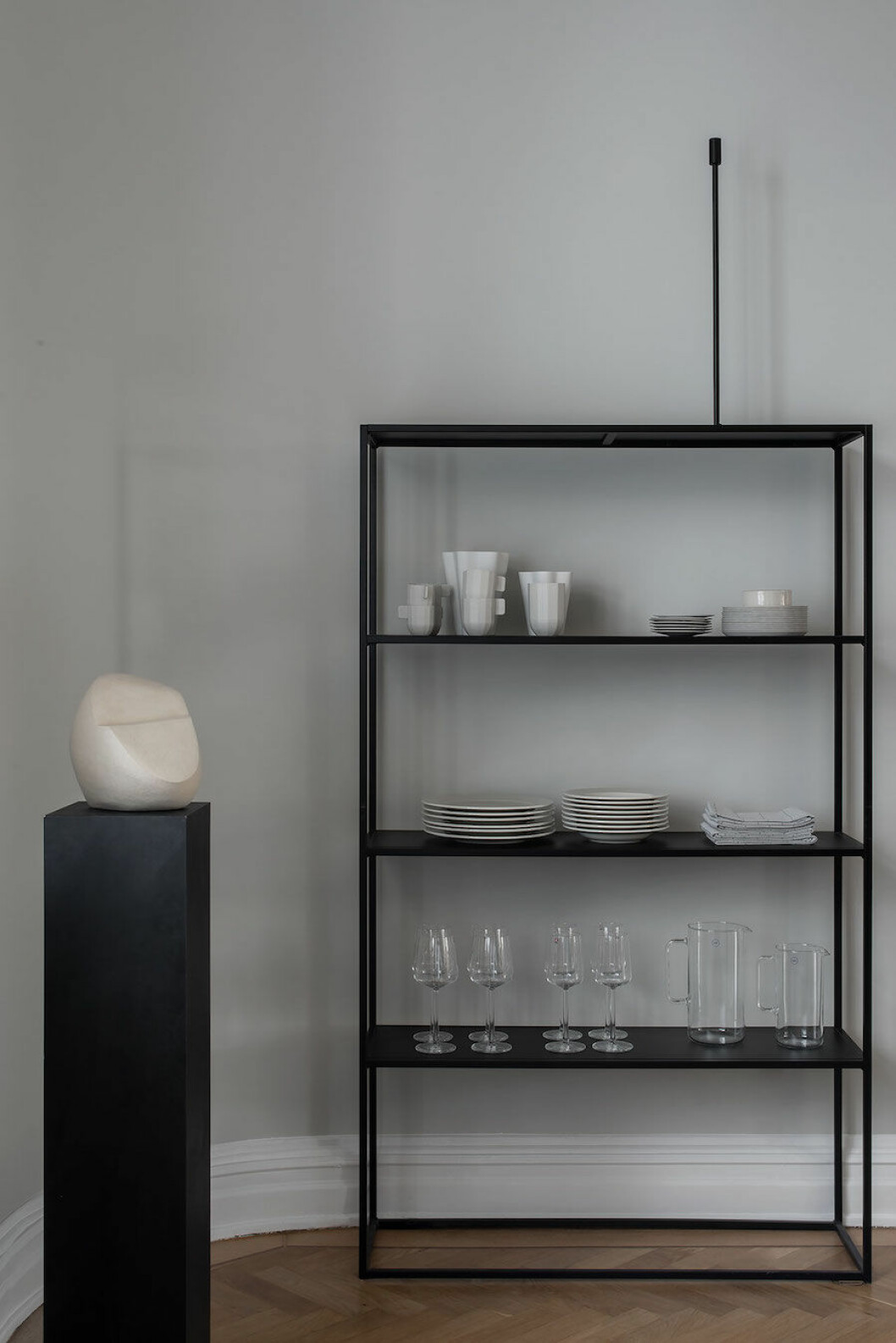 Skulptur från Alicja Podgorska Birkner från Odem Atelier, på piedestal från Matti Carlson. Hylla från Domo Design, porslin från Hay.