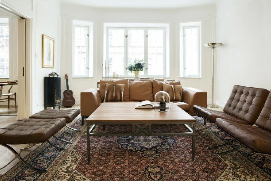 Vardagsrummet är inrett med en soffa från Eilersen. Stolarna är Ludwig Mies van der Rohe och Lilly Reichs Barcelonastolar, ritade till världsutställningen i Barcelona 1929.<span style="font-size: 13px;line-height: 19px"> </span> Skultuna