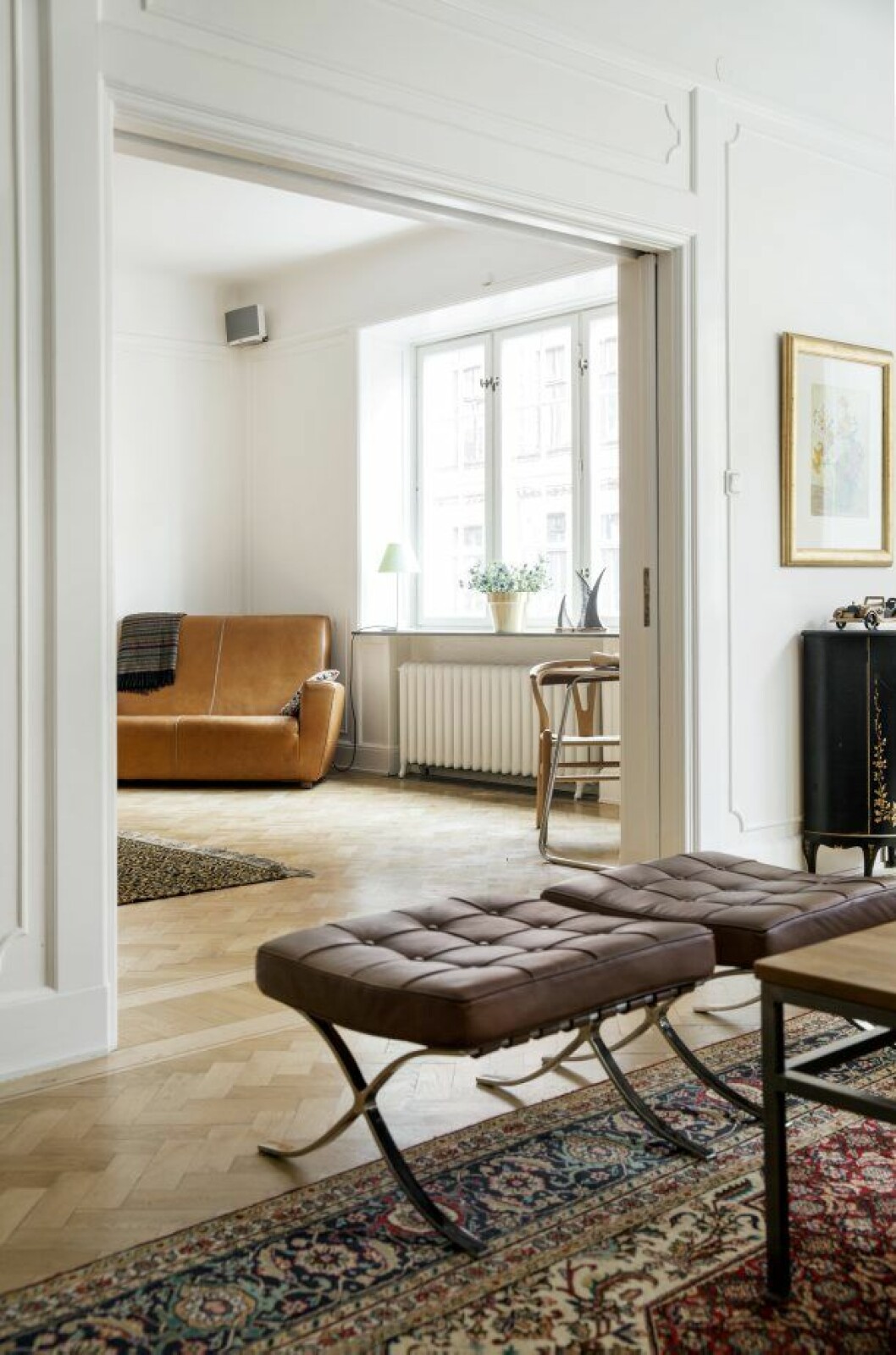 Mies van der Rohes fotpallar Barcelona i skinn.<span style="font-size: 13px;line-height: 19px"> </span> Skultuna