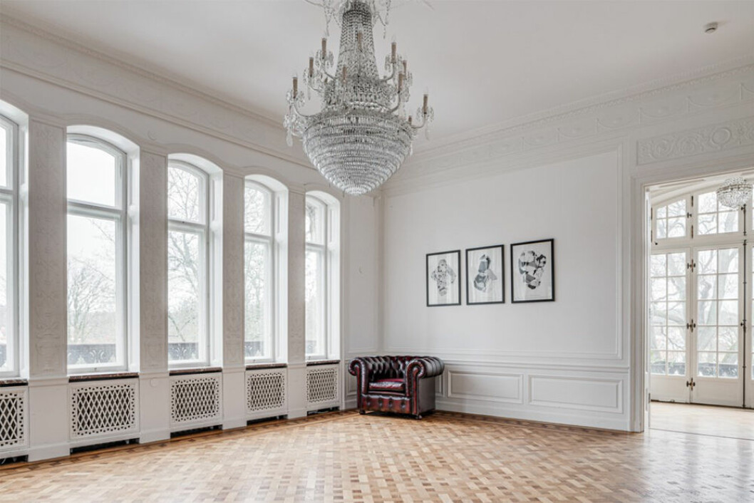 I matsalen finns plats för stora middagsfester. Matsal i slottsliknande hus i Göteborg