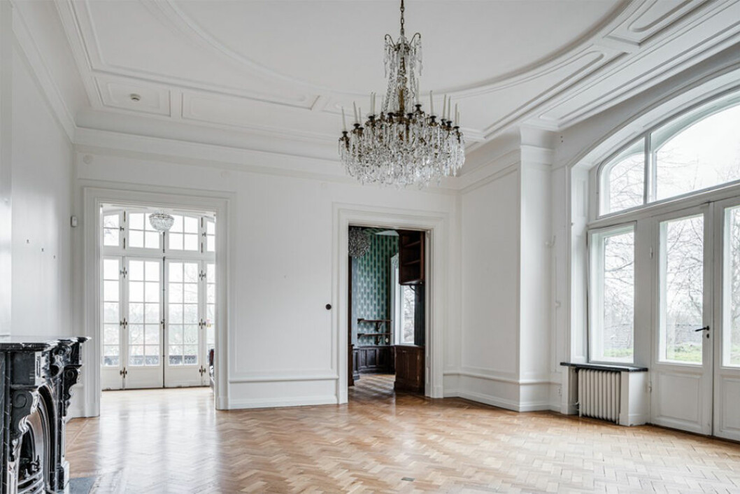 Salongen har vackra originaldetaljer och utgång till altanen. Salong från 1800-talet i hus i Göteborg