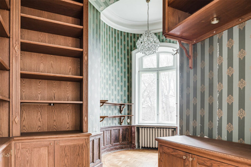 Intill salongen ligger tornrummet med ett bibliotek. Tornrum med bibliotek