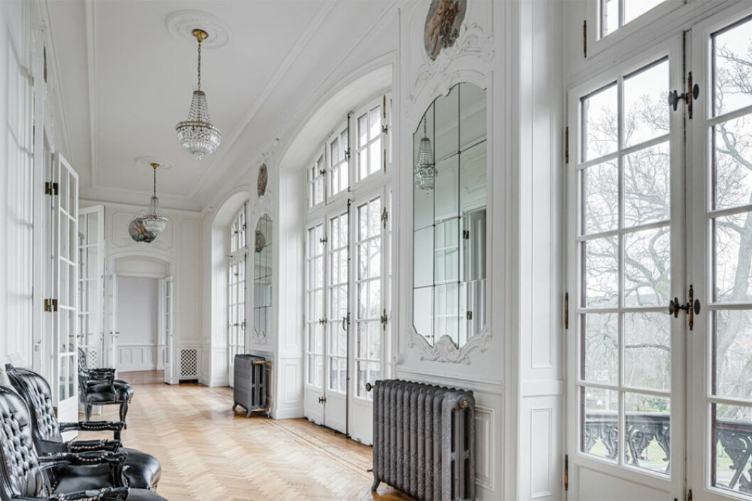 Husets vackraste rum är utan tvekan galleriet. Vackert galleri med stora fönster