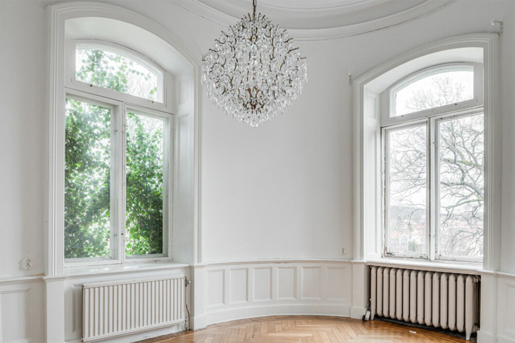 Ett av de 22 rummen i huset. Pampig kristallkrona och vackra originaldetaljer