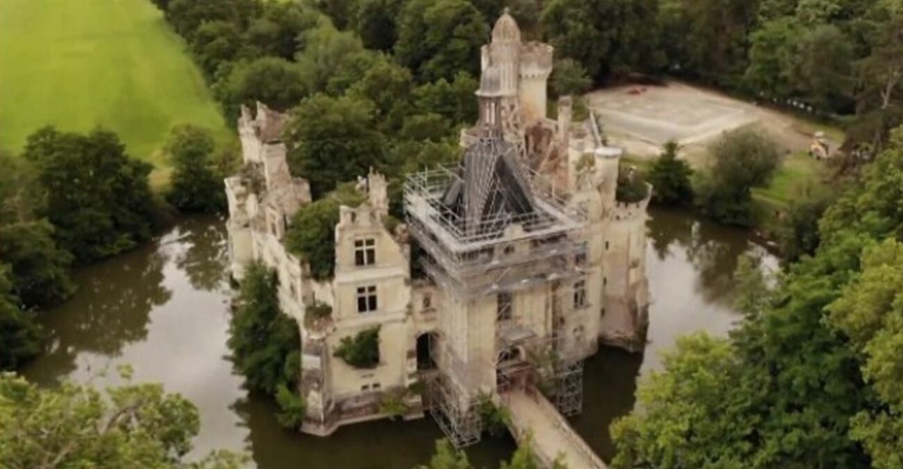 Det franska slottet köpt av 20 000 personer.