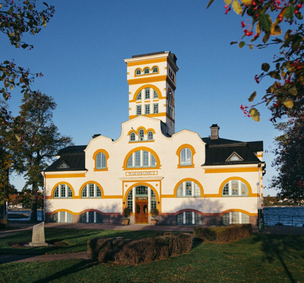 Slottsholmens Warmbadhus återinvigs som badhusanläggning tillhörande det närliggande hotellet Slottsholmen. Slottsholmens Warmbadhus i Västervik ägt av familjen Ulvaeus.