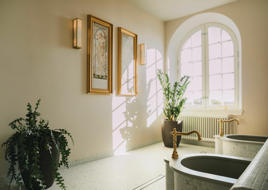Familjen Ulvaeus har valt att inreda badhusanläggningen, så att interiören samspelar med den anrika byggnadens exteriör i jugendstil. Slottsholmens Warmbadhus i Västervik ägt av familjen Ulvaeus.