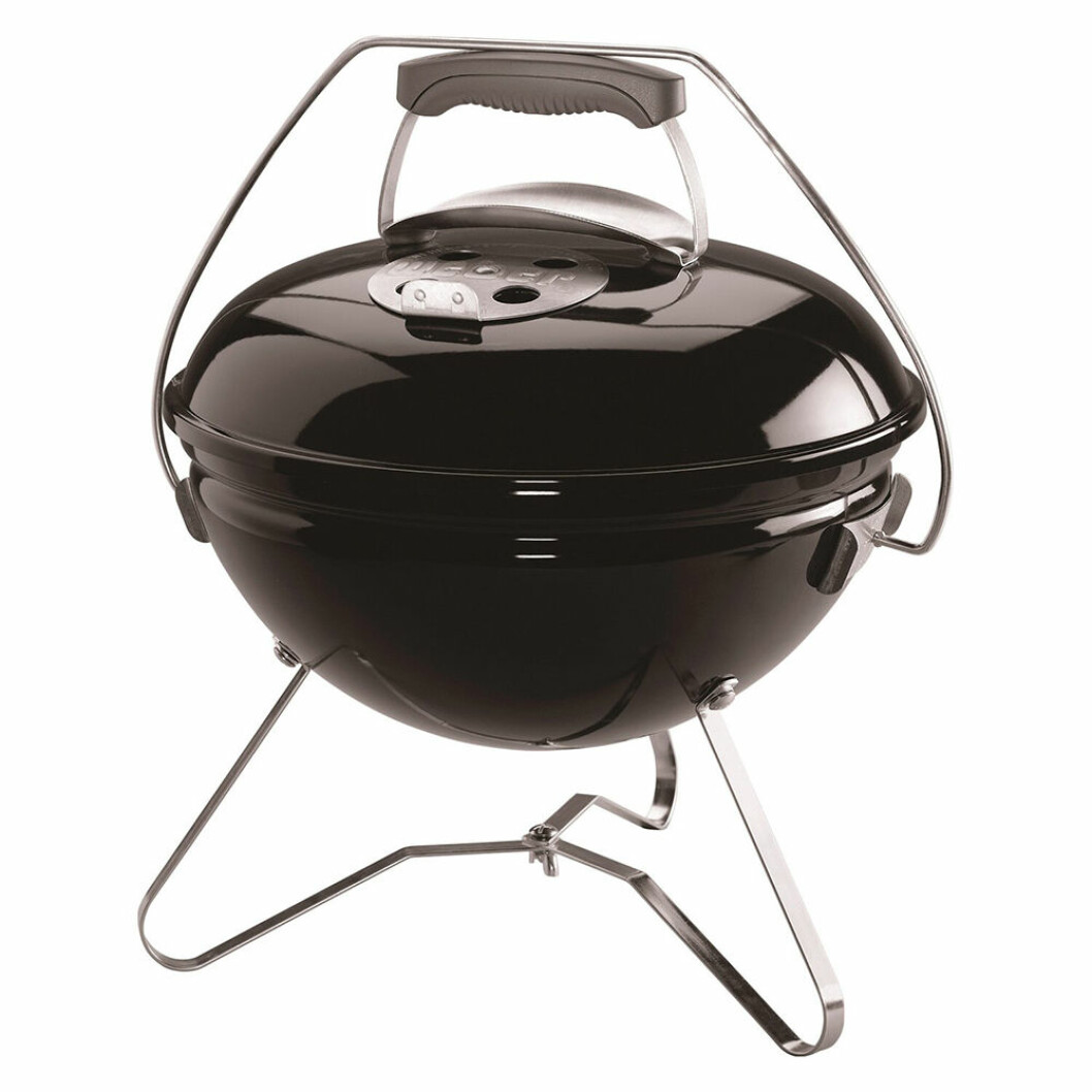 Klicka på bilden för att komma direkt till grillen.<a target="_blank" rel="nofollow" href="https://at.bagarenochkocken.se/t/t?a=1048502774&as=1213658102&t=2&tk=1&epi=barbara-grillar&url=https://bagarenochkocken.se/grillar/kolgrillar/weber-smokey-joe-premium-svart-barbar-kolgrill/"> </a> Smokey Joe bärbar grill från Weber - testvinnare