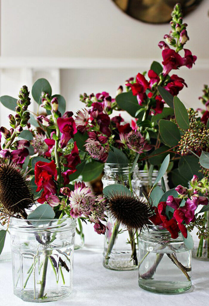 Arrangera julblommorna i vaser tillsammans med mycket grönska för en vintersnygg detalj. Foto via: A quiet style
