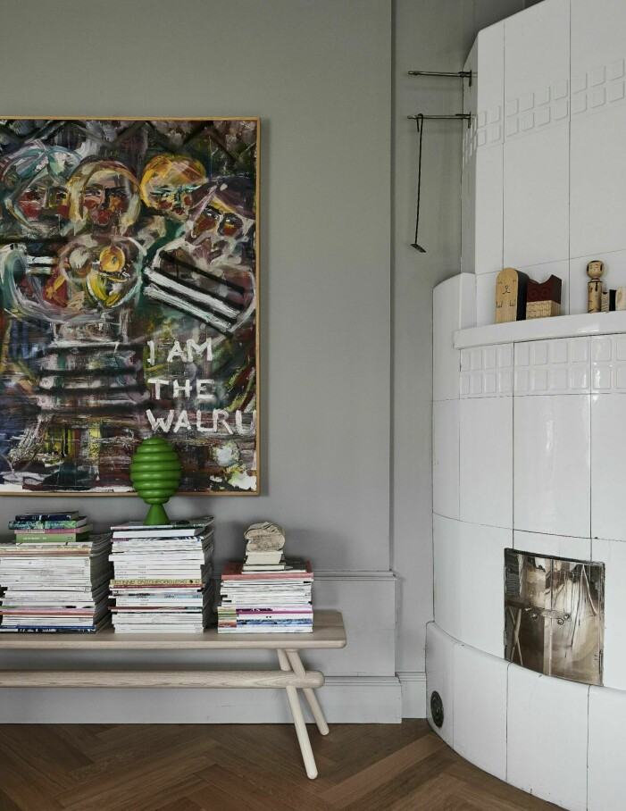 Foto: Niclas Mäkelä. <a target="_blank" href="https://www.residencemagazine.se/hemma-hos/paret-byggde-om-en-gammal-skola/8258371">"Syns i: Paret byggde om gammal skola – mixar konst med design"</a>. Snygg bänk förvaring