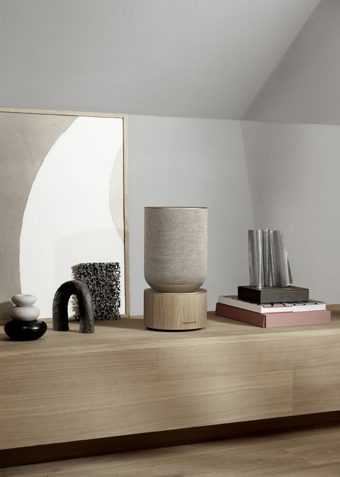 Välj en högtalare som du gärna ställer intill dina övriga inredningsdetaljer. Foto: Bang & Olufsen beosound högtalare från Bang & olufsen