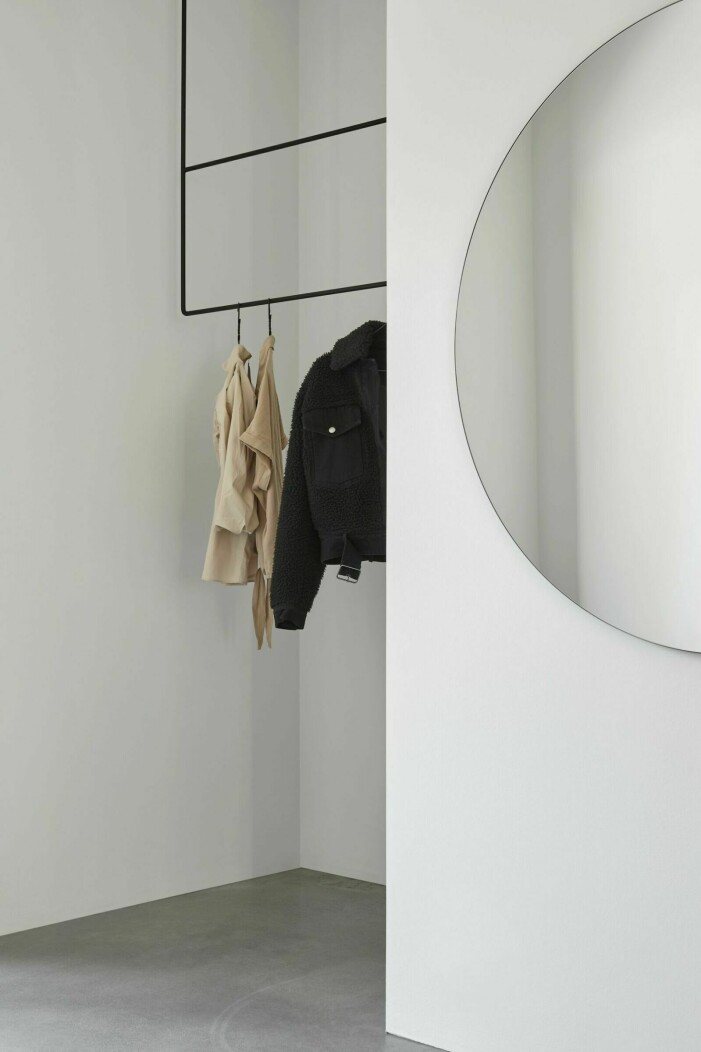 Foto: Sara Medina Lund. Stylist: Pella Hedeby. Syns i: <a target="_blank" href="https://www.residencemagazine.se/hemma-hos/hemmet-utan-lister-och-skarvar/7991088">"Hemmet utan lister och skarvar – sömlöst flytande inredning"</a>. Snygg klädhängare
