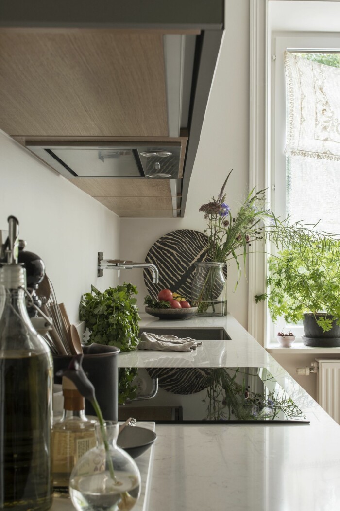 Bänkskivan är i kvarskompositen<em> Snowy Ibiza</em> från Caesarstone. snyggt inrett kök i mindre storlek