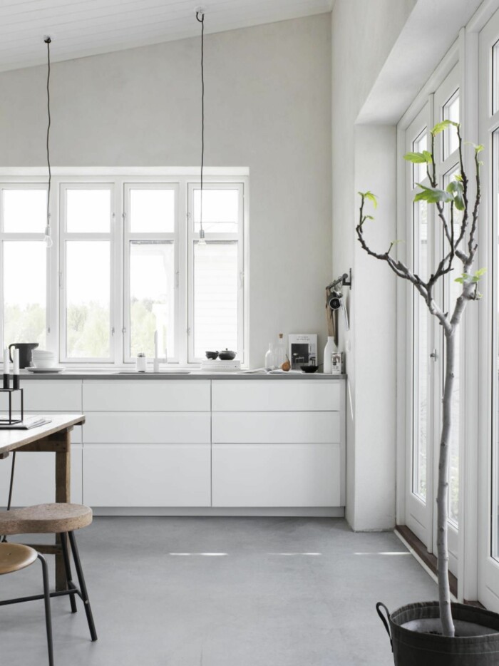 ...och ett snyggt, litet kök. Foto: Sara Medina Lind Snyggt litet kök i vitt