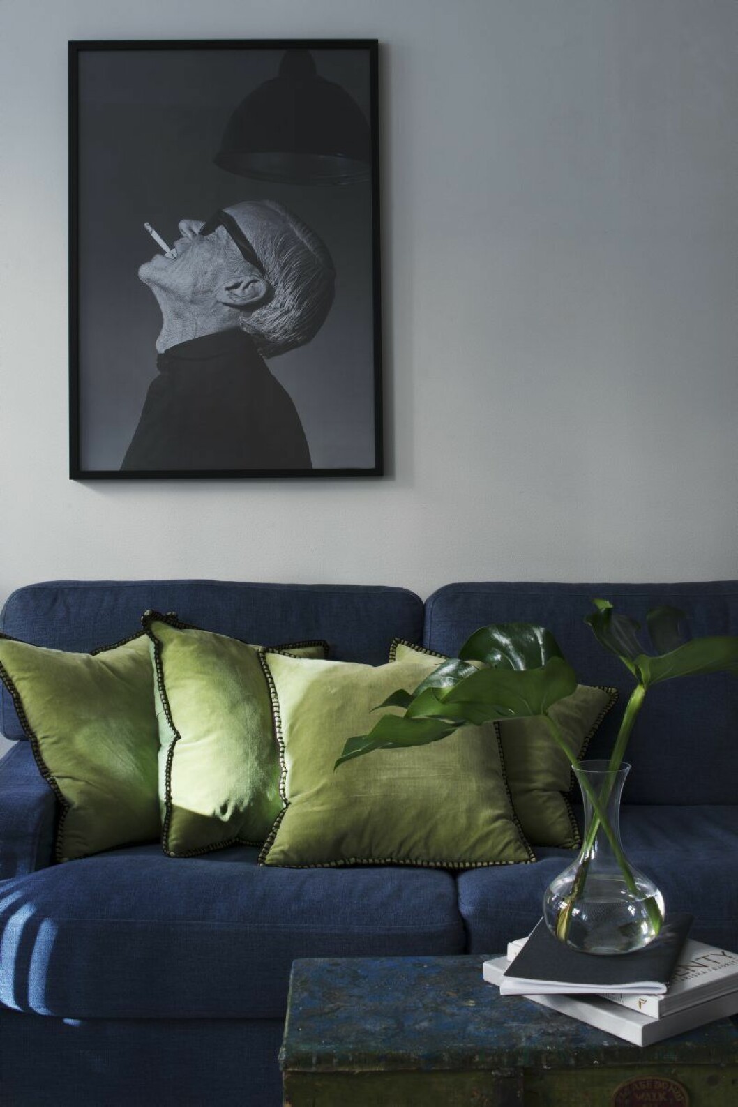 Vardagsrummet domineras av soffan från Posh living. ”När den kom hem till mig fick jag först ångest och trodde att nu har jag köpt fel färg. Men när jag tog bort röda inslag ur rummet och kombinerade med kalla färger blev det kanon.” Bild av Hans Gedda. Soffa