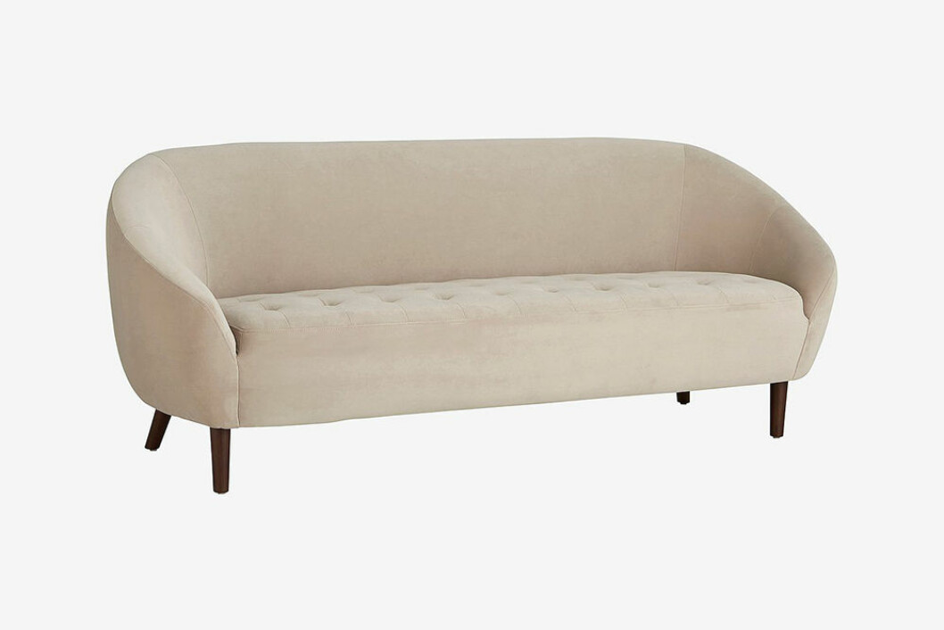 sammetssoffa i beige hösten 2020