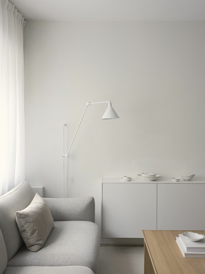 Soffa, Ilva. Vägglampa från Ellos som lackerats vit. Simons egen keramik. Soffa Ilva och vägglampa från Ellos