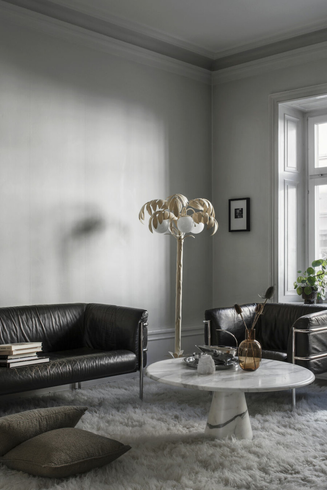 <em>Soffa och fåtölj från Lauritz, bord från Bukowskis, matta från Layered och lampa också från Bukowskis. Kuddarna kommer från Eilersen.</em> Soffa och fåtölj från Lauritz, bord från Bukowskis, matta från Layered hemma hos Michelle Meadows.