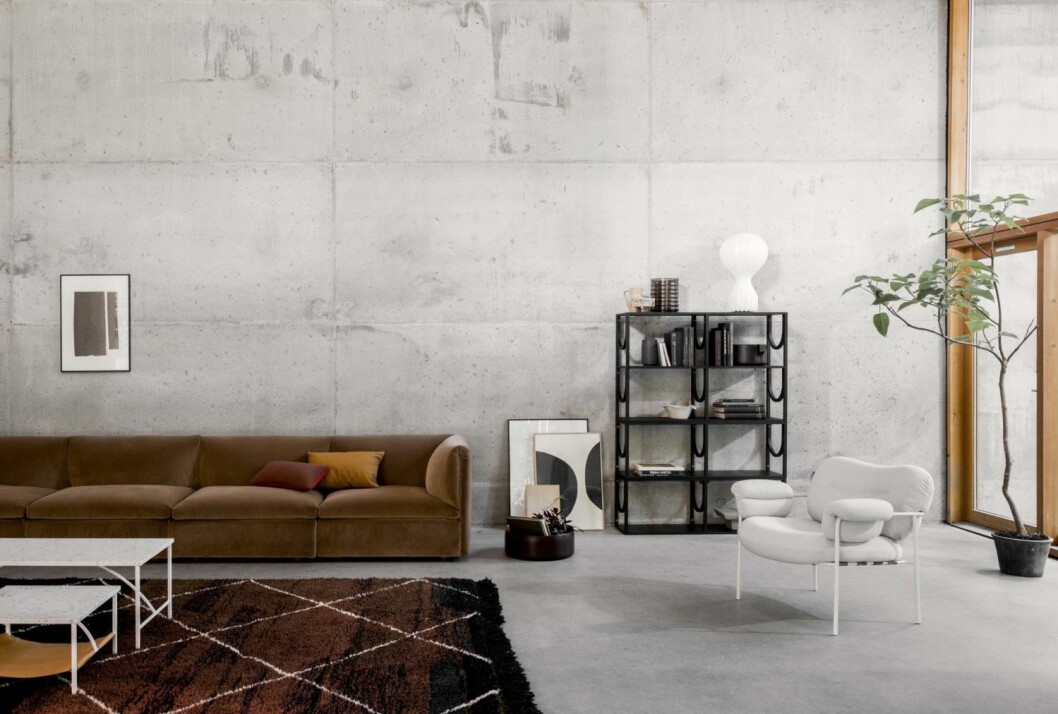 Soffa Retreat, design Monica Förster, hylla Arch, design Note Design Studio, kruka Ceramics, design Carina Seth Andersson, stol Bollo, design Andreas Engesvik, soffbord Tabula, design Note Design Studio, hylla Arch, design Note Design Studio, matta vintage.