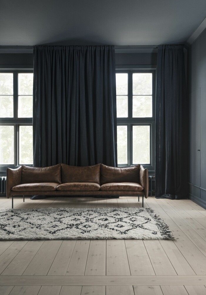 Soffa Tiki, design Andreas Engesvik för Fogia. Gardiner, Lotta och Lisbeth. Matta från Dusty deco. Soffa Tiki, design Andreas Engesvik för Fogia