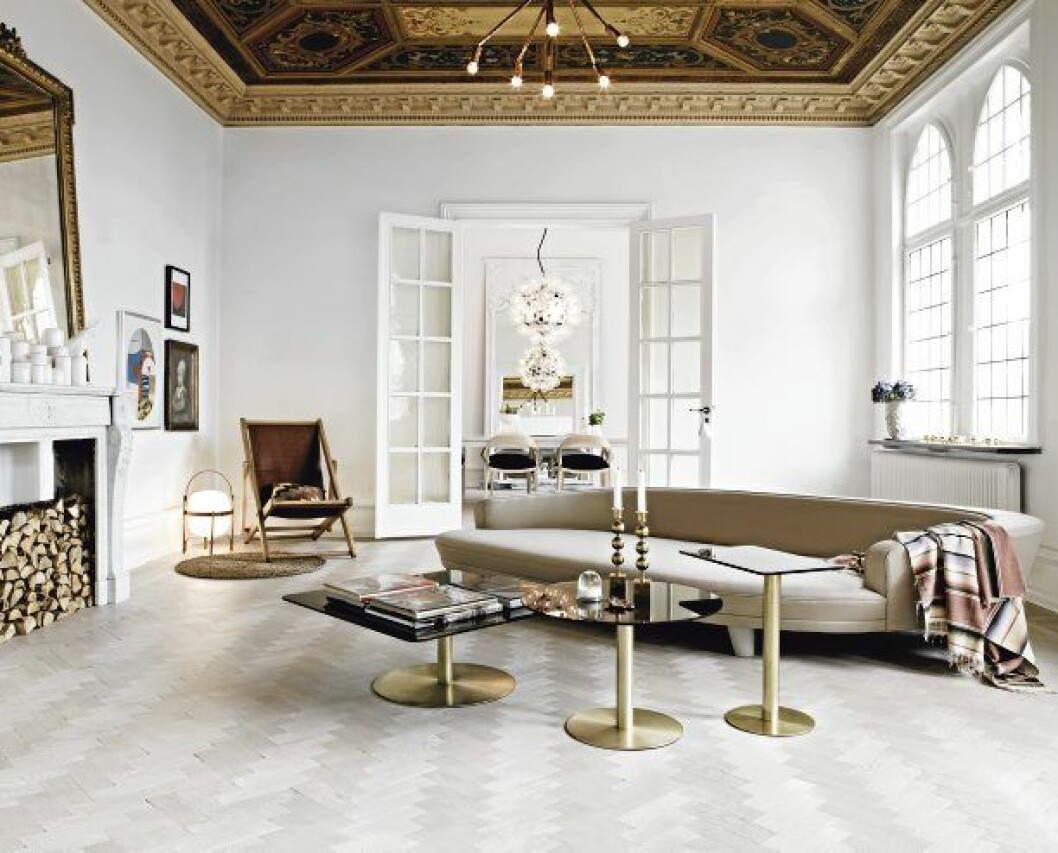Soffan är från Acne och finns i fyra olka modeller – efter inspiration från Carl Malmstens Berlinsoffa. Soffborden har ritats av Tom Dixon. Skeppsstolen kommer från Atoll Form. I taket hänger Jonas Bohlins Kvist. Eldstaden i marmor är inte i gång. »Jag hittade fronten på en marknad och tänkte att den kunde bli fin.«