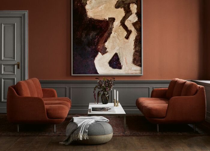 Ett rektangulärt bord passar mellan två soffor, särskilt om de har lite runda former. Kom ihåg att placera bordet så det är nära till hands från bägge soffor. Foto: Fritz Hansen elegant sittgrupp med två soffor och soffbord