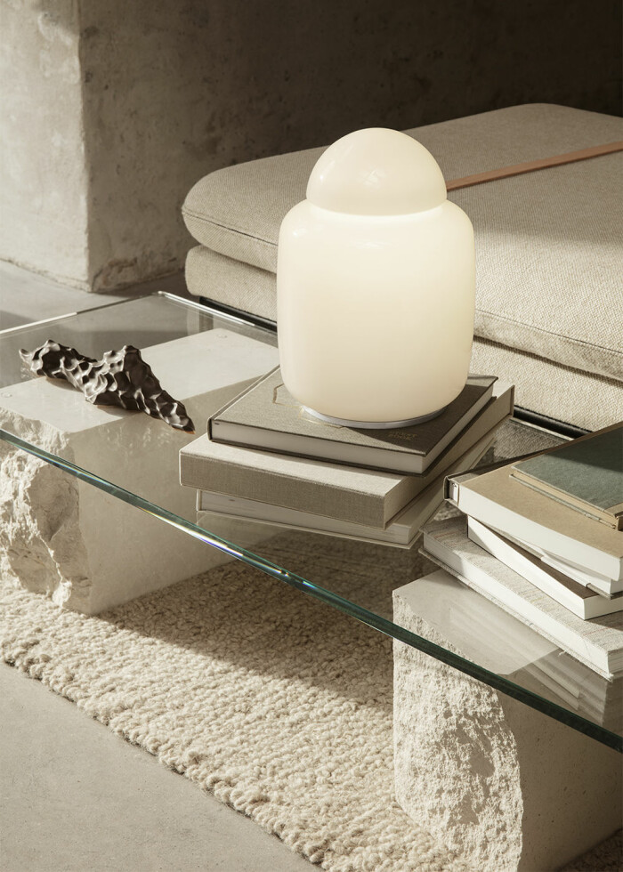 soffbord i glas med böcker, inredningsdetalj och lampa från ferm living