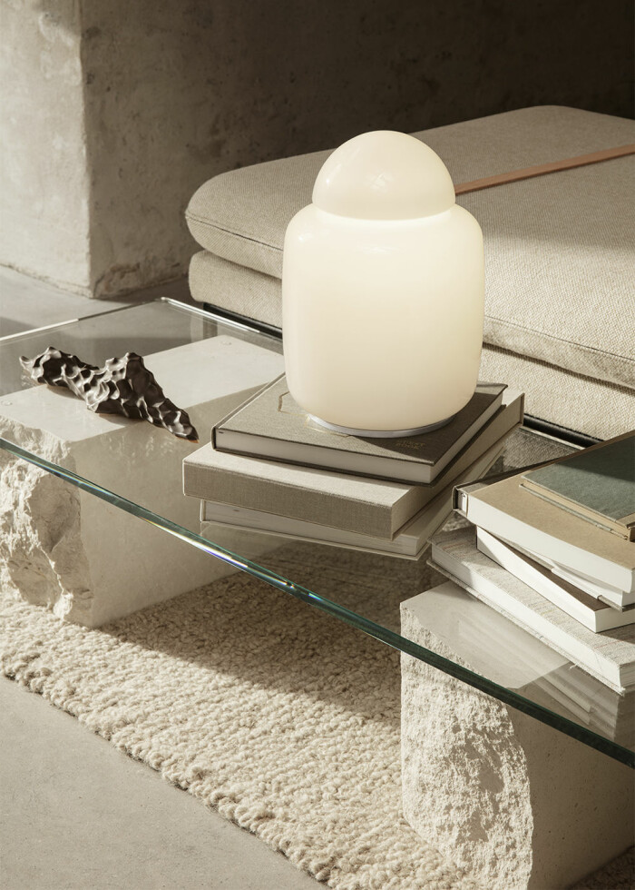 Foto: Ferm living soffbord i glas med böcker, inredningsdetalj och lampa från ferm living