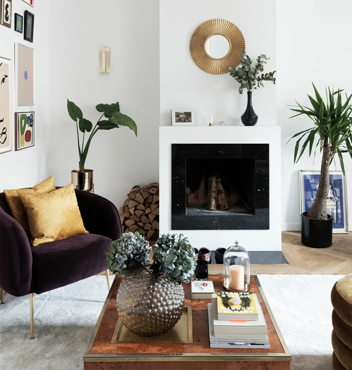 Foto: Jesper Florbrant för Wall of Art soffbord med fina inredningsdetaljer - vas, blommor, böcker och ljus