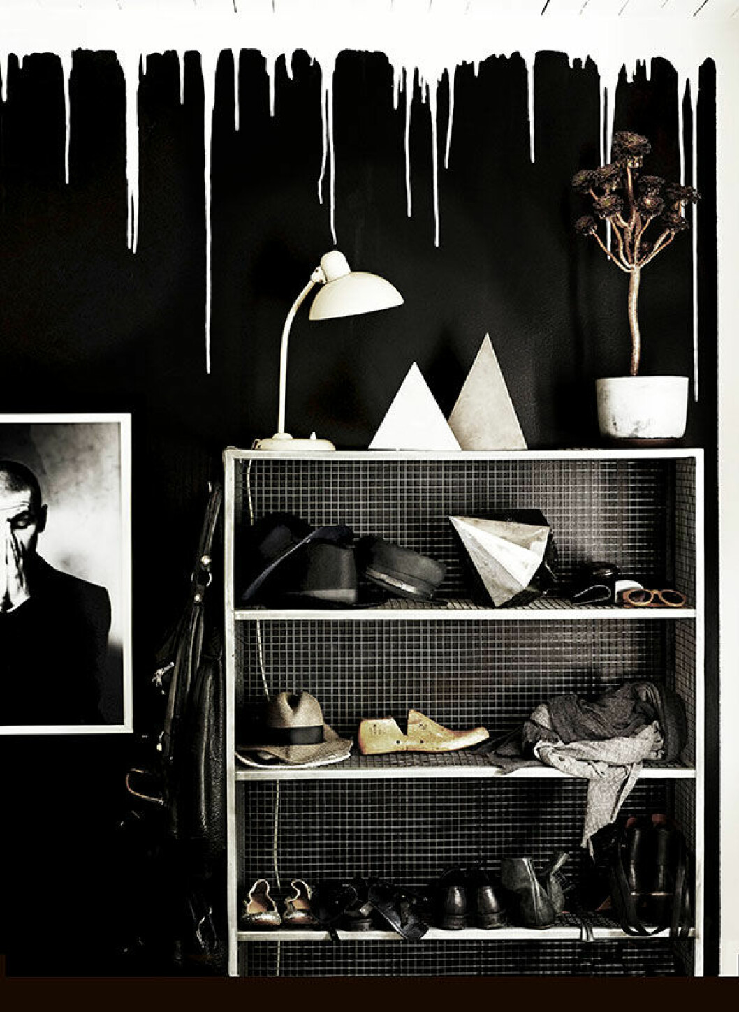 <em>I hallen: Lampa från Dell, köpt på Gamla Lampor i Stockholm. Pyramider och diamant från Lotta Agaton Shop. Hylla från House Doctor och en gammal läst i trä från en loppis i Brooklyn. </em> sofia odier monokromt skane 1