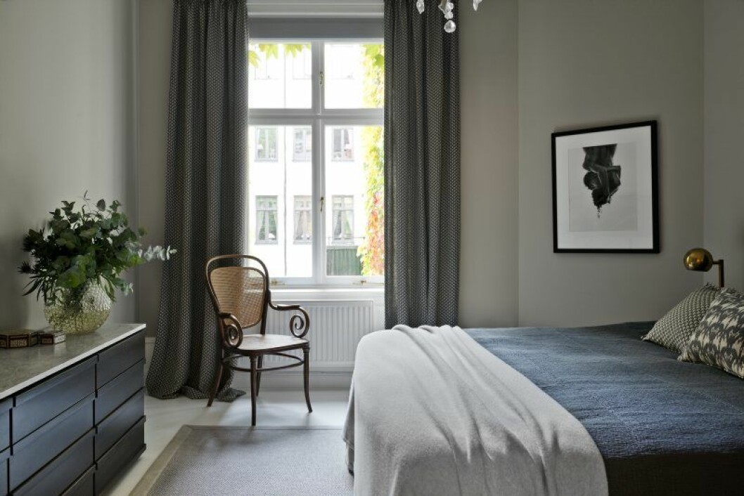I sovrummet finns första tavlan som Sofia och Christian köpte tillsammans. Stol Thonet. Byrå från Walles & Walles. Vas Dagg av Carina Seth Andersson. riddargatan 70 oktober 2014 Stockholm