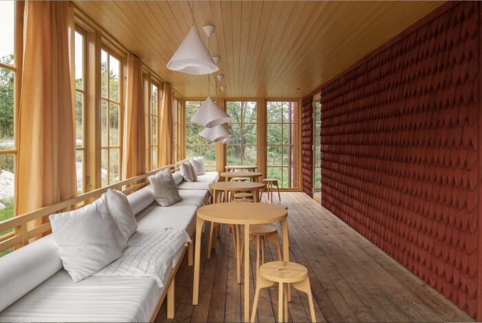Solgul veranda för övernattning och frukostmys. Solveranda på Wingårdhs gård Äggdal i solgult.