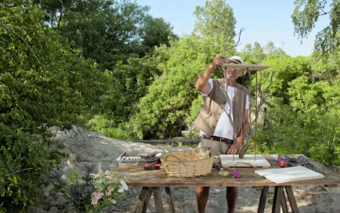 Skapa ett mer levande intryck genom illusionen av att en, eller flera grenar, växer genom plattan. Sommar med Ernst så gör du en snygg och trendig piedestal