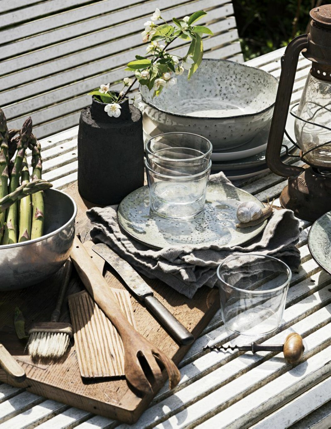 Skärbräda av Andrea Brugi, 1 600:-, Lotta Agaton shop. Linne- servett, set om 4, 399:-, Himla. Svart keramikvas, Emelie Thornadtsson, pris vid förfrågan. Glas ur serien Balja, Carina Seth Andersson, 2-pack, 605:-, Skruf glasbruk. Skål, 255:-, House doctor. Fat under skål, 119:-, House doctor. sommardukning