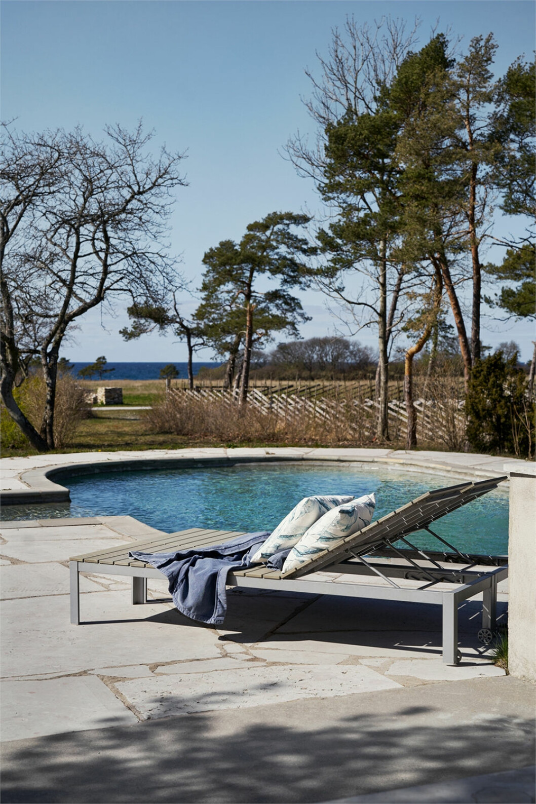 Foto: <a href="https://www.emmajonssondysell.com/" target="_blank" rel="noopener">Emma Jönsson Dysell</a> Styling: <a href="https://www.ohliving.se/" target="_blank" rel="noopener">Sofie Gidfeldt</a> för Fastighetsbyrån/mäklare: Jenny Holgersson Pool med havsutsikt