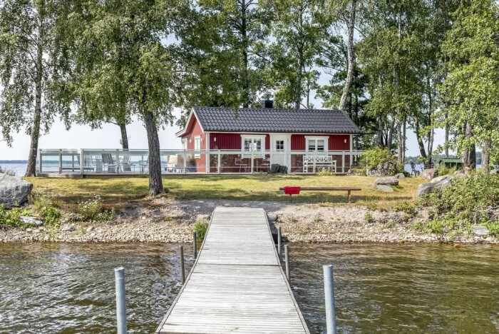 Liten stuga med bastuhus och egen brygga vid vattnet. Foto: Susanna Hagman/SE360 Sommarstuga i Arboga.