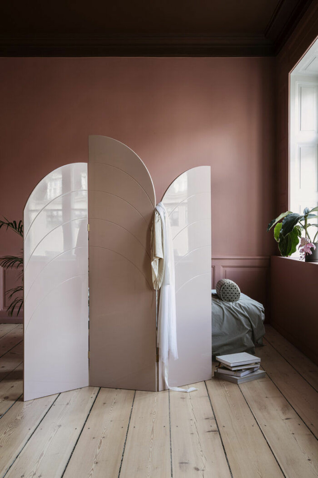 Foto: Ferm living Skapa ett sovrum mitt i rummet med en vikvägg
