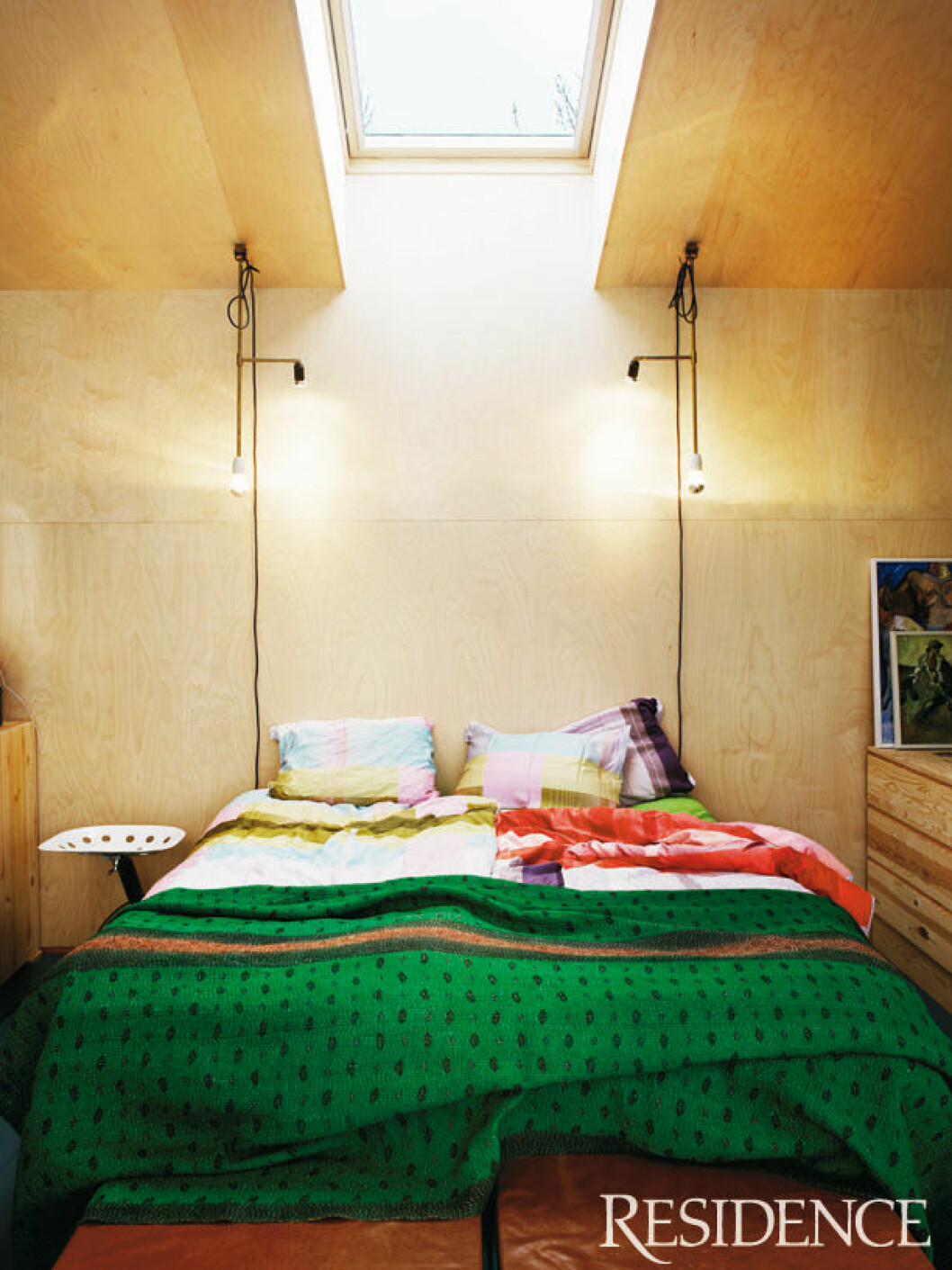 Sänglampor Galax av Jonas Bohlin, pall Mezzadro av Achille Castiglioni. Påslakan och överkast från Hay/Appartement.