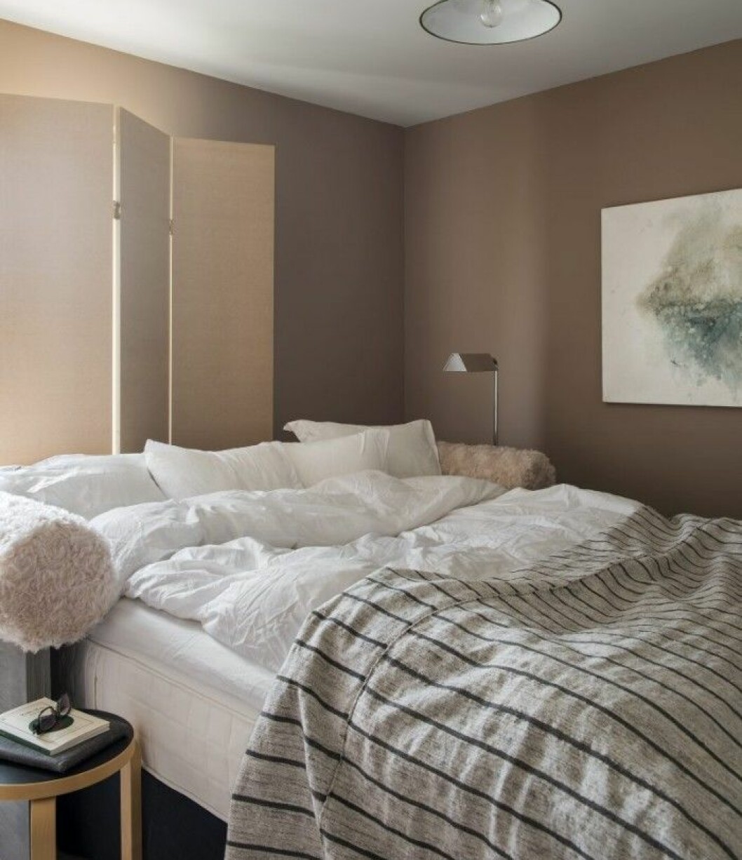 I sovrummet råder asketiskt lugn med lite lurv på sänggaveln. Säng och vikskärm är i egen design. Lampor inropade på auktion. Överkastet är en Kelimmatta. I sovrummet råder asketiskt lugn med lite lurv på sänggaveln. Säng och vikskärm är i egen design. Lampor inropade på auktion. Överkastet är en Kelimmatta.