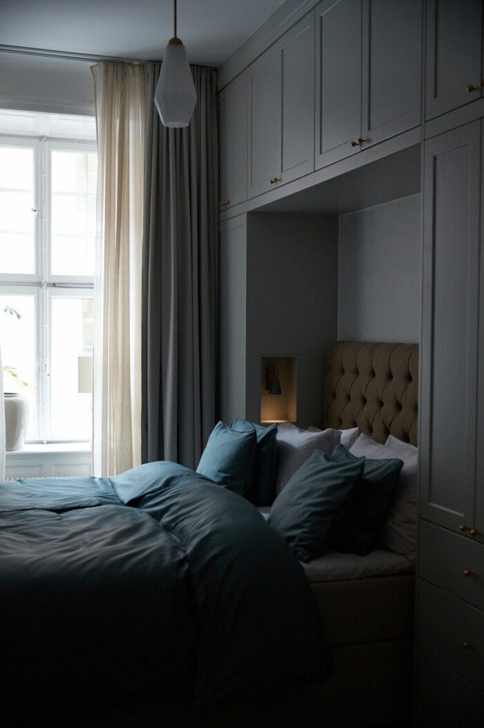 Foto & garderobslösning: Birch & Wood sovrum med elegant garderob byggd runt sängen från Birch and Wood