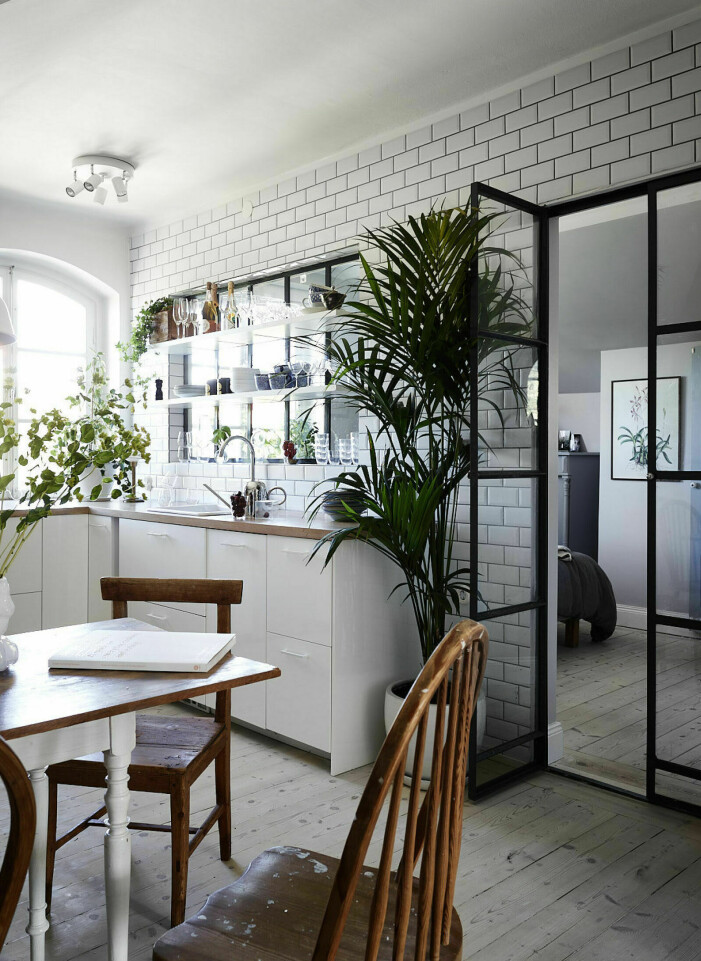 Foto: Fredric Boukari, Stylist: Lindholm, Mäklare: Katarina Ljung för Historiska hem. Syns i "Bloggarens fina vindslägenhet till salu – kika in". Sovrum glasdörr