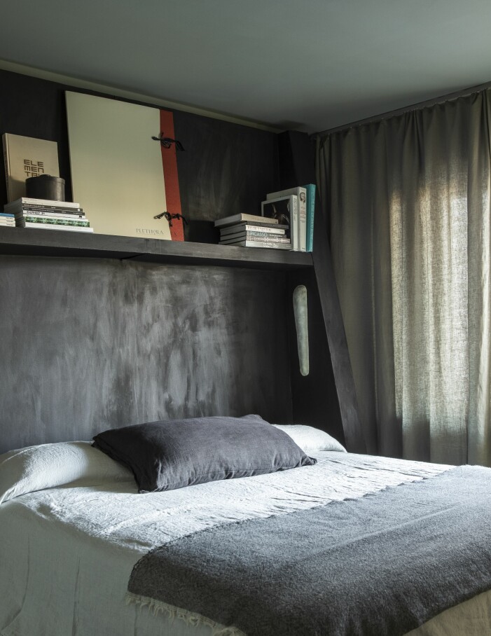 Hembyggt sovrum. Säng, skiva och hylla målade med linoljevax. Sängkläder från Dirty linen. Lampor i fiberglas av Lucas Morten. Doftljus från Mad et Len. Lampan Böj i fiberglas vakar och skimrar i sovrumshörnet. Sovrum hemma hos Lucas Morten och Tyra-Stina Wilhelmsson